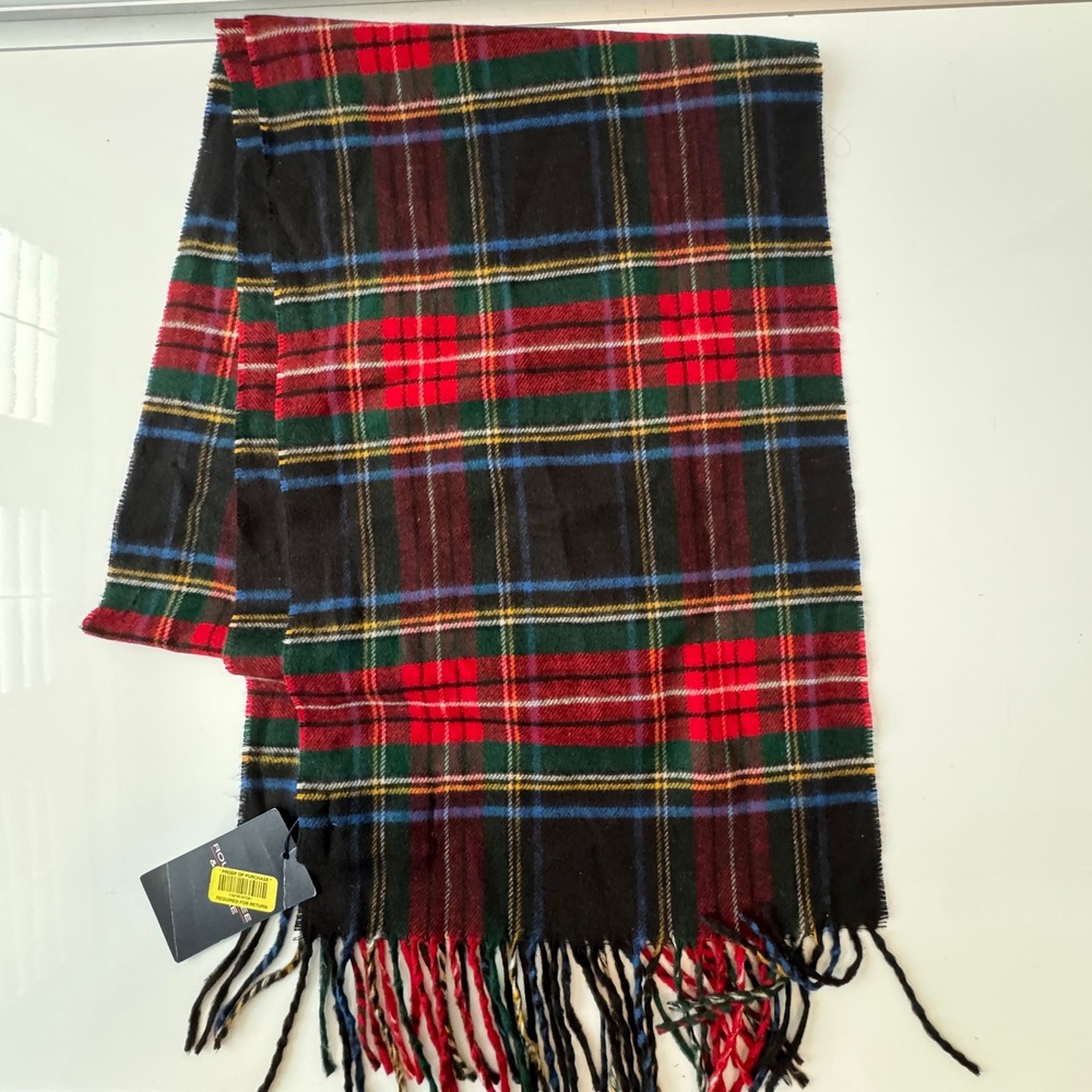 Roundtree & Yorke Plaid Scarf Black‎ Red Green Blue Fringe Acrylic